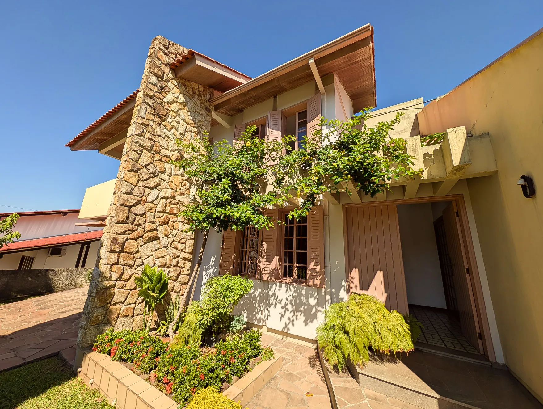 CASA-MINA-BRASIL-AMARELA-FACHADA