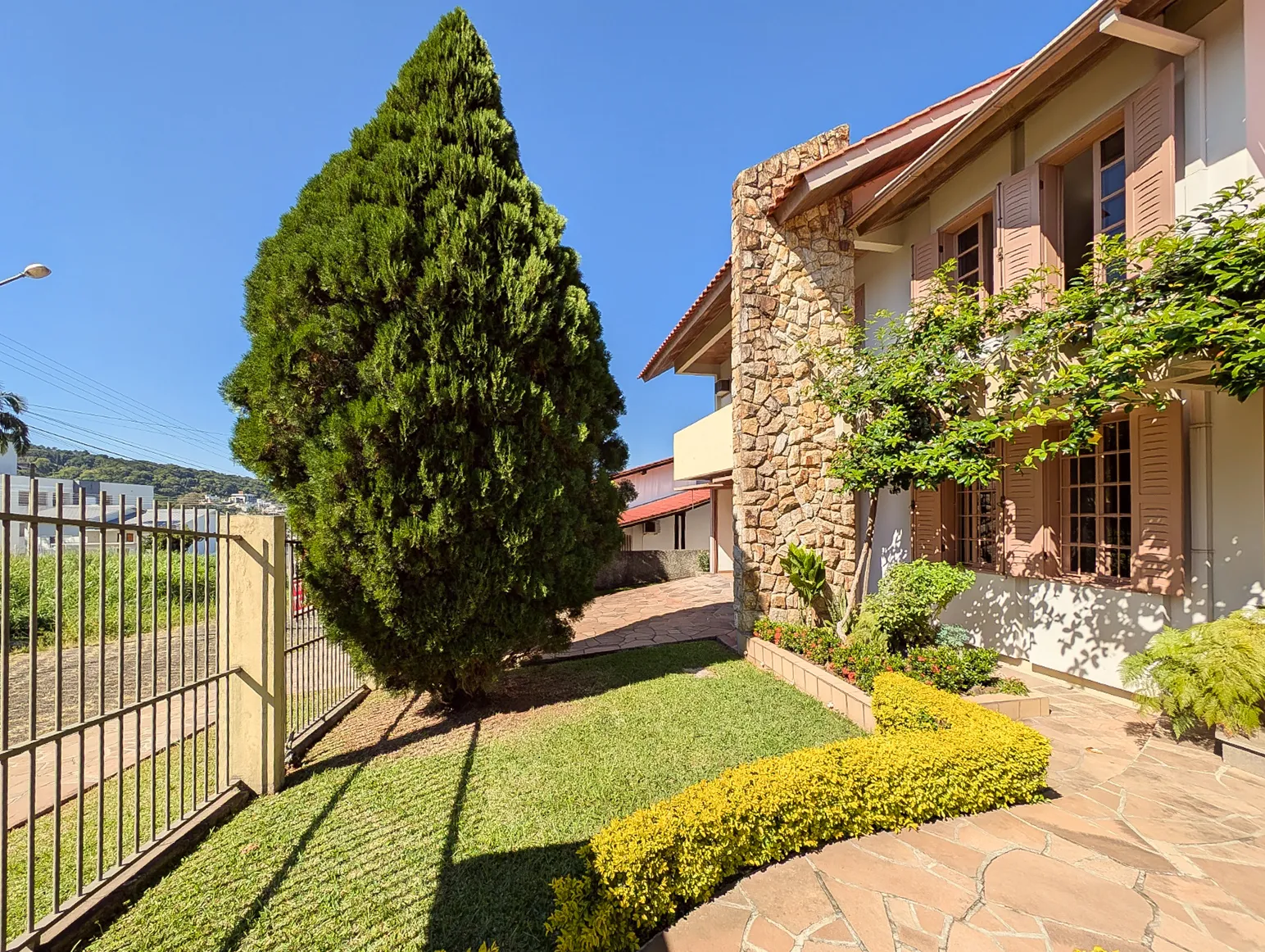 CASA-MINA-BRASIL-AMARELA-JARDIM