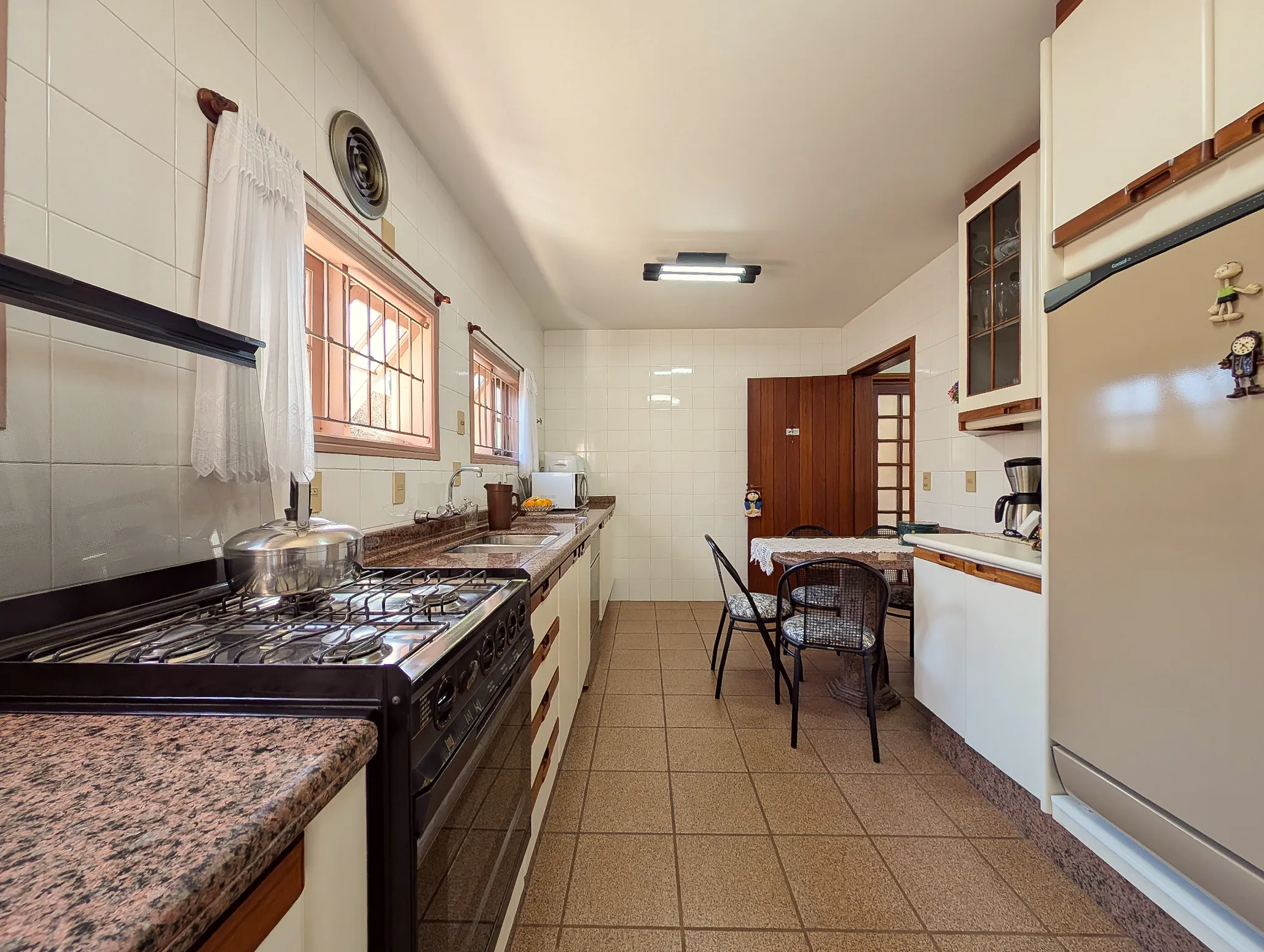 CASA-MINA-BRASIL-AMARELA-COZINHA3