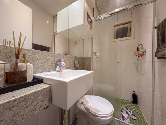 Apartamento com 3 Quartos (1 Suíte) no Centro – Semimobiliado