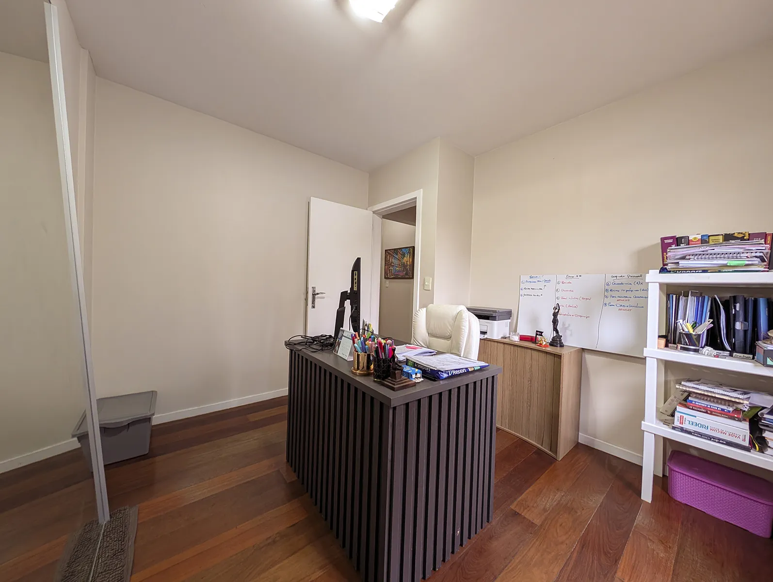 Apartamento com 3 Quartos (1 Suíte) no Centro – Semimobiliado