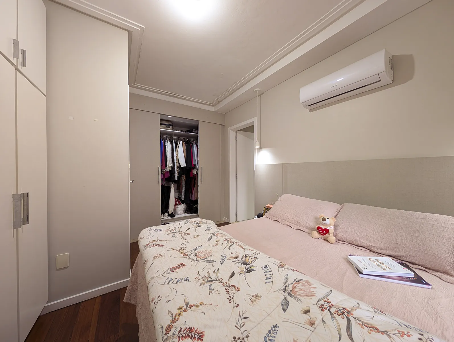 Apartamento com 3 Quartos (1 Suíte) no Centro – Semimobiliado
