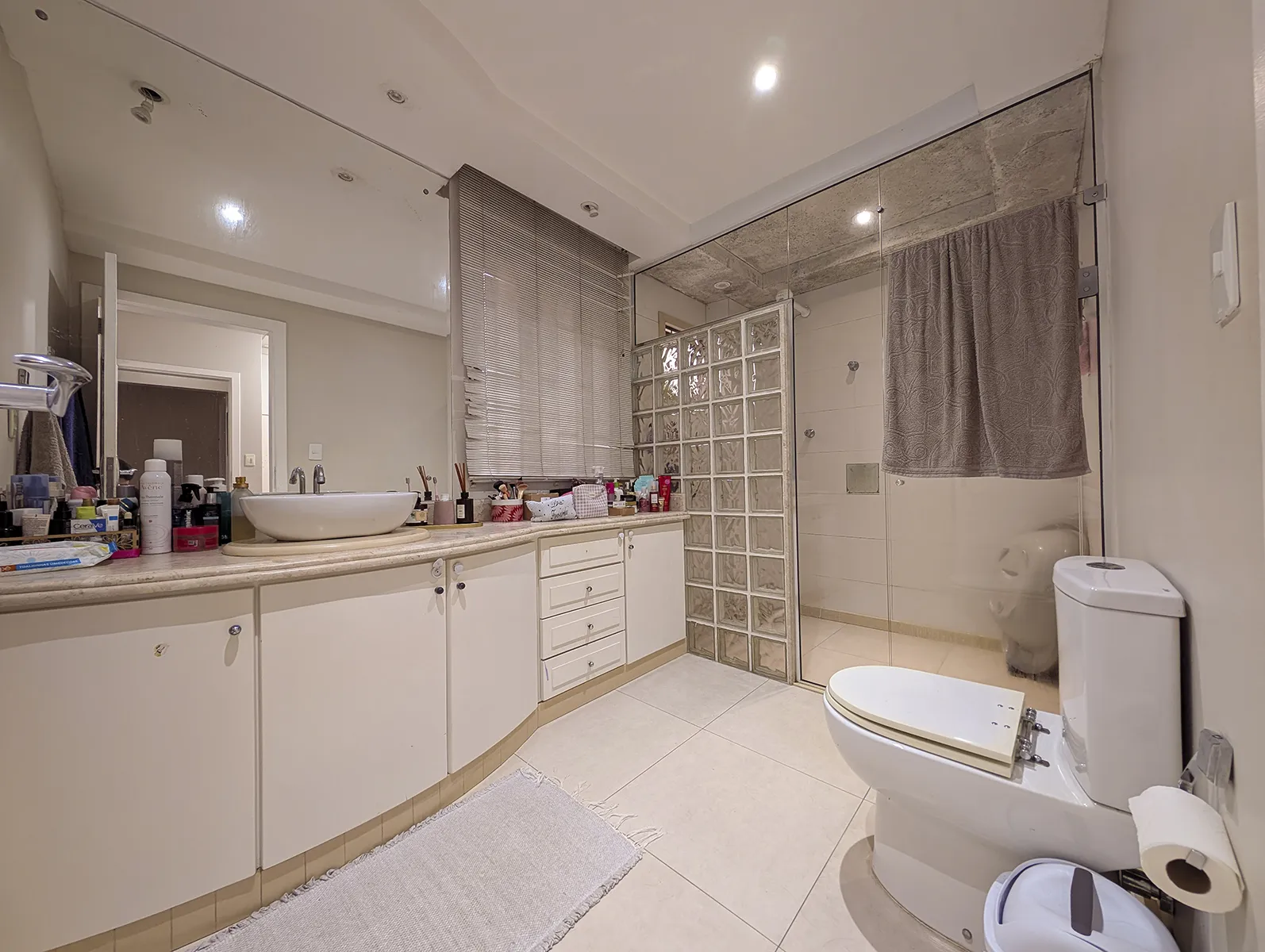 Apartamento com 3 Quartos (1 Suíte) no Centro – Semimobiliado