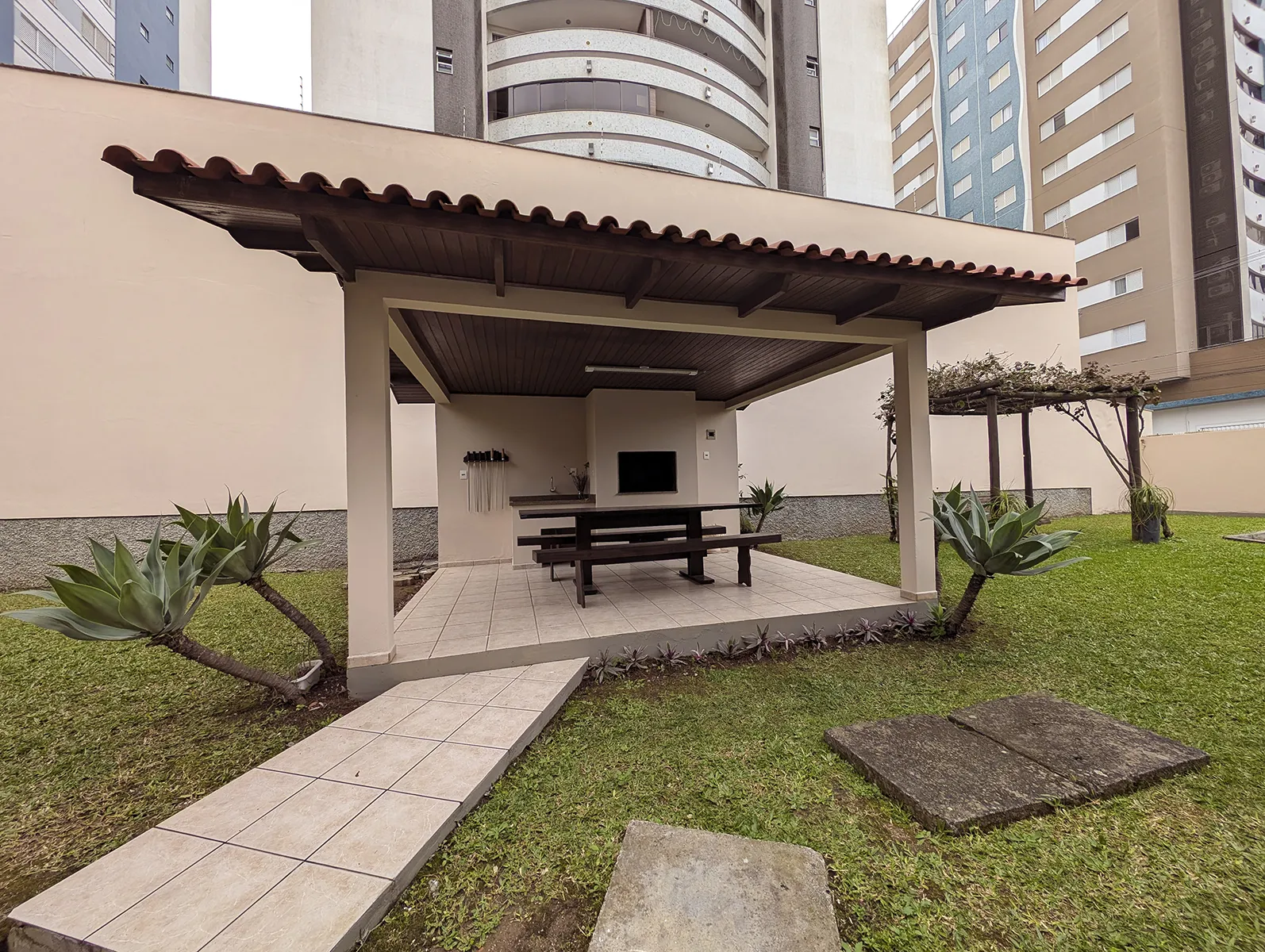 Apartamento com 3 Quartos (1 Suíte) no Centro – Semimobiliado