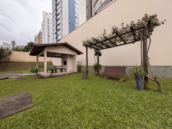 Apartamento com 3 Quartos (1 Suíte) no Centro – Semimobiliado