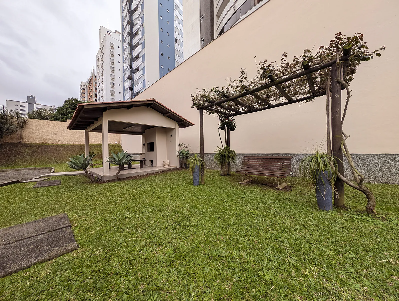 Apartamento com 3 Quartos (1 Suíte) no Centro – Semimobiliado