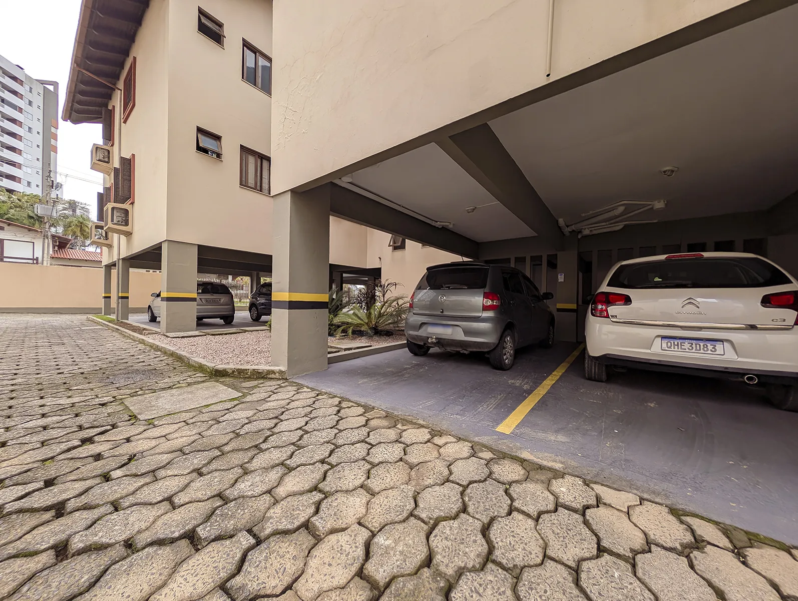 Apartamento com 3 Quartos (1 Suíte) no Centro – Semimobiliado