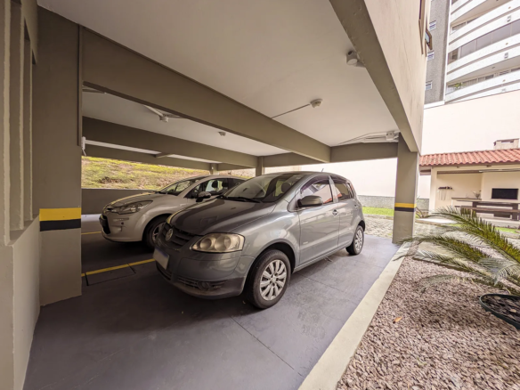 Apartamento com 3 Quartos (1 Suíte) no Centro – Semimobiliado
