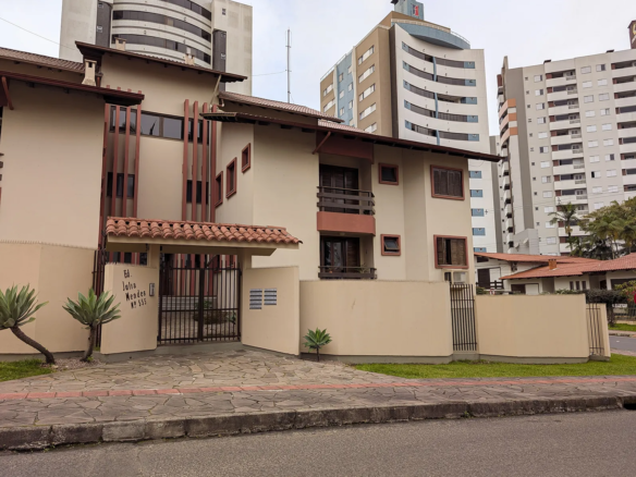 Apartamento com 3 Quartos (1 Suíte) no Centro – Semimobiliado