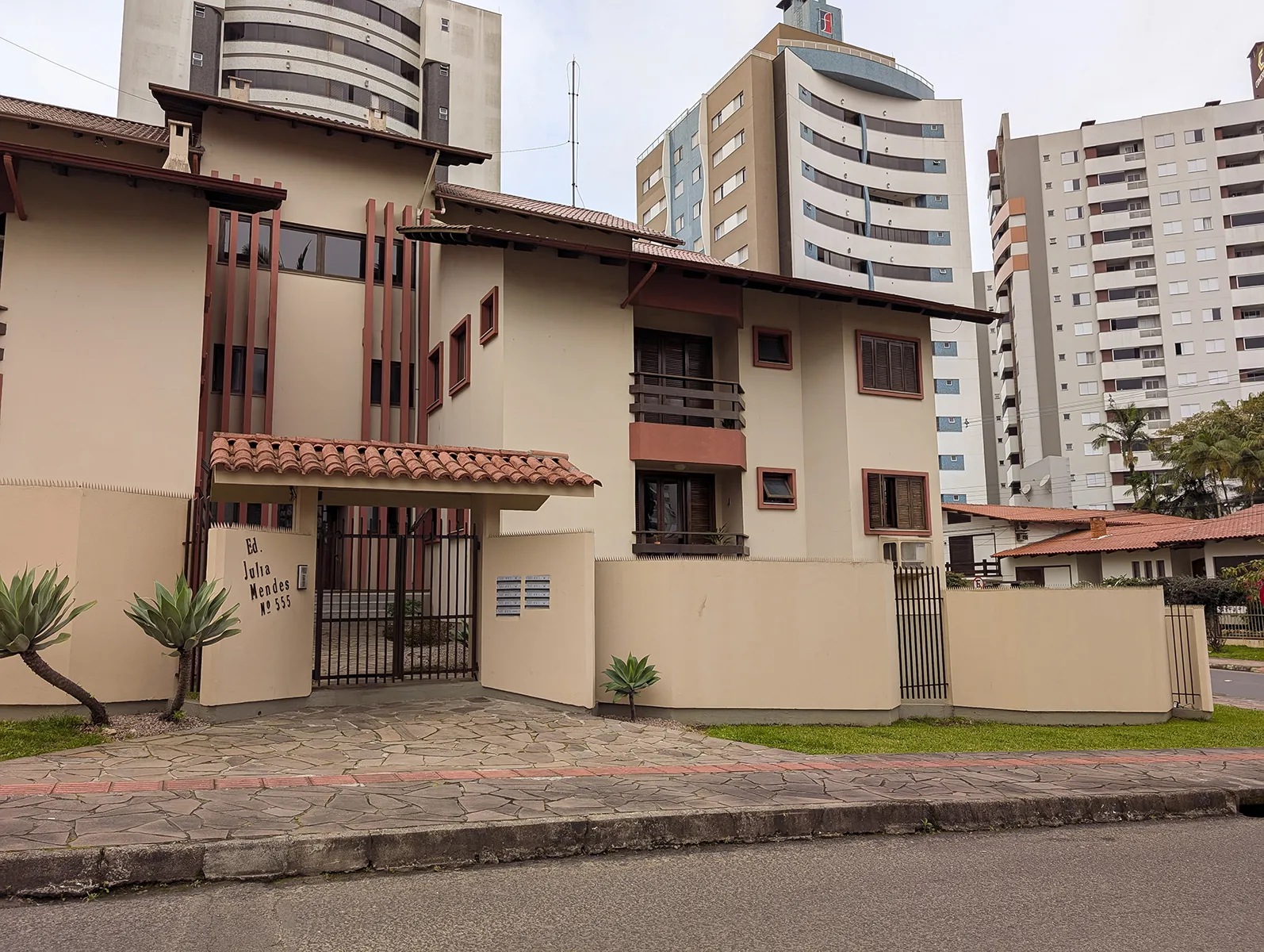Apartamento com 3 Quartos (1 Suíte) no Centro – Semimobiliado