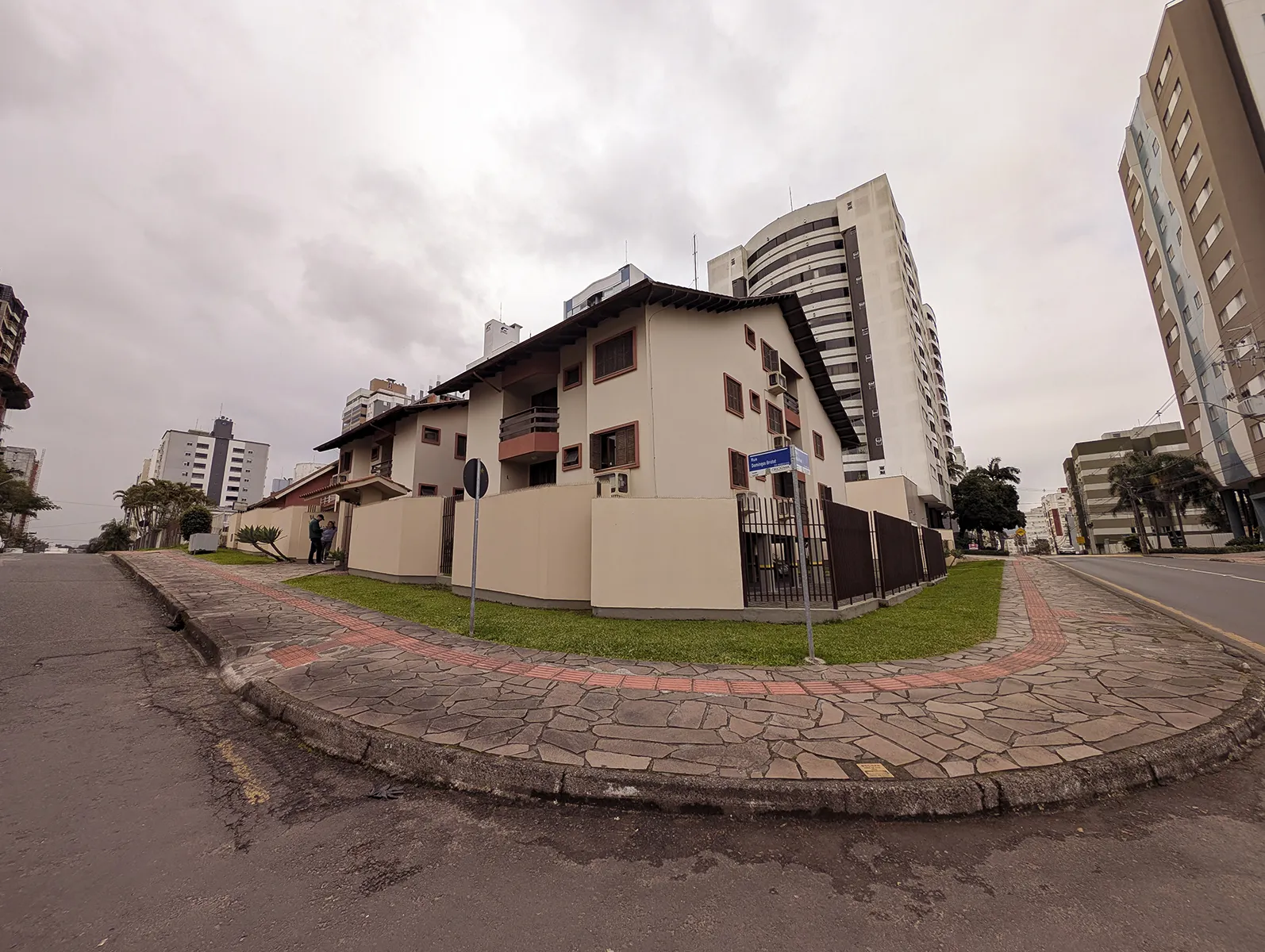 Apartamento com 3 Quartos (1 Suíte) no Centro – Semimobiliado