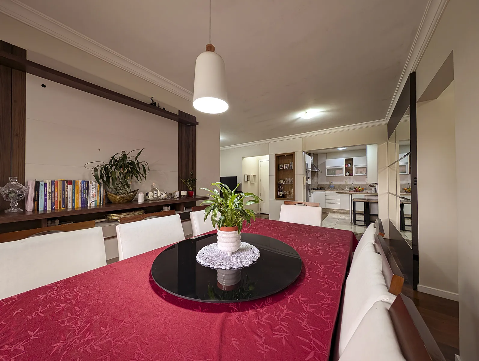 Apartamento com 3 Quartos (1 Suíte) no Centro – Semimobiliado