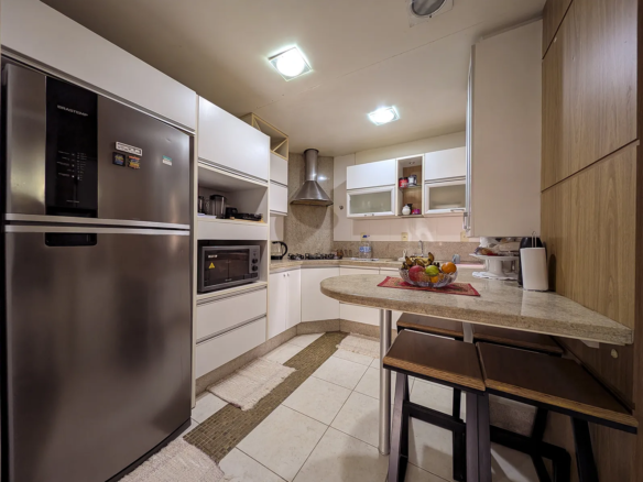 Apartamento com 3 Quartos (1 Suíte) no Centro – Semimobiliado