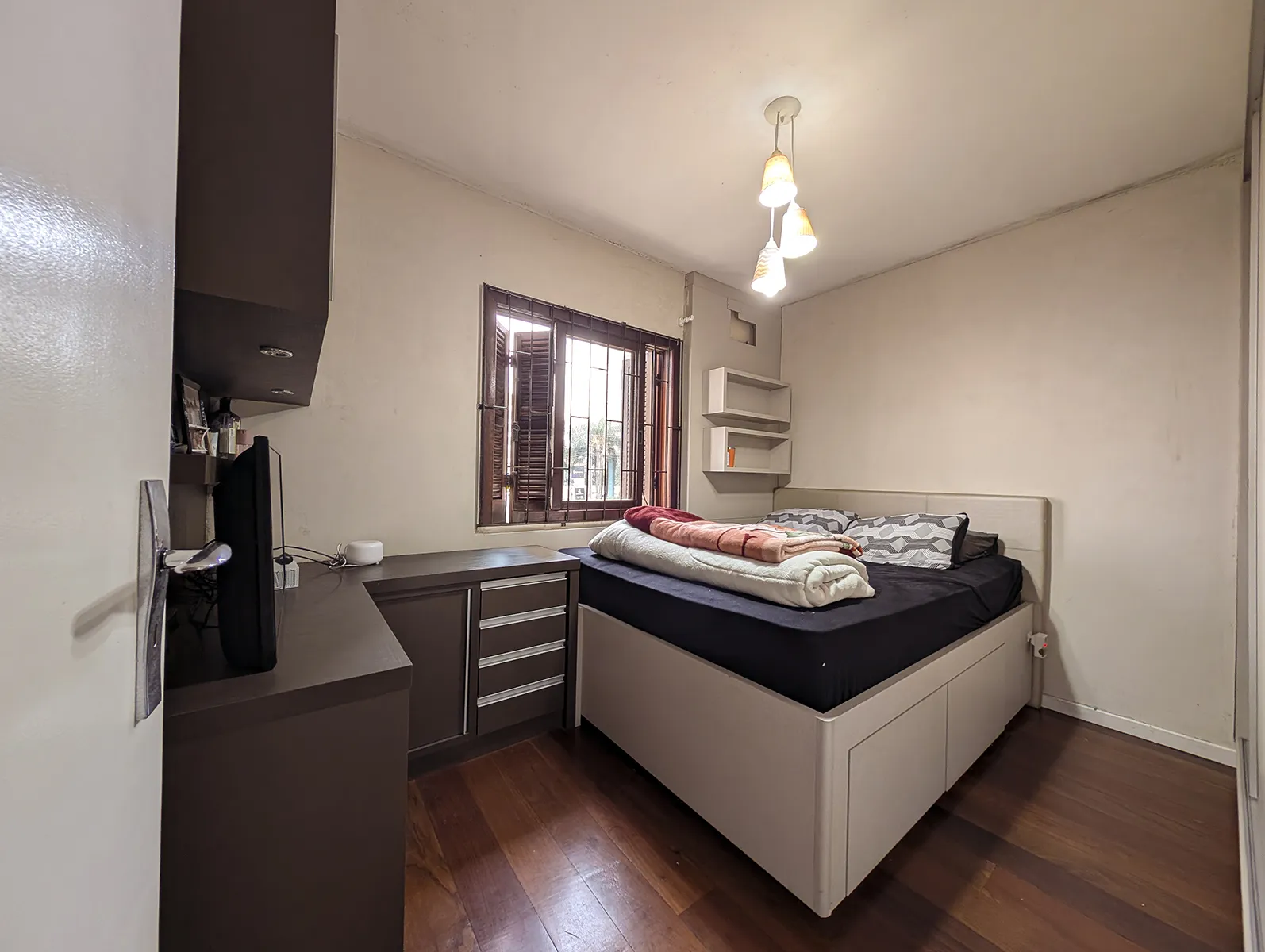 Apartamento com 3 Quartos (1 Suíte) no Centro – Semimobiliado