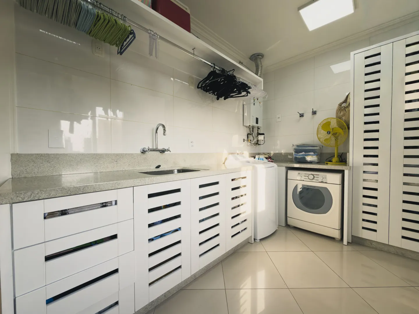 Apartamento de Luxo Mobiliado no Michel – 3 Suítes e 2 Garagens