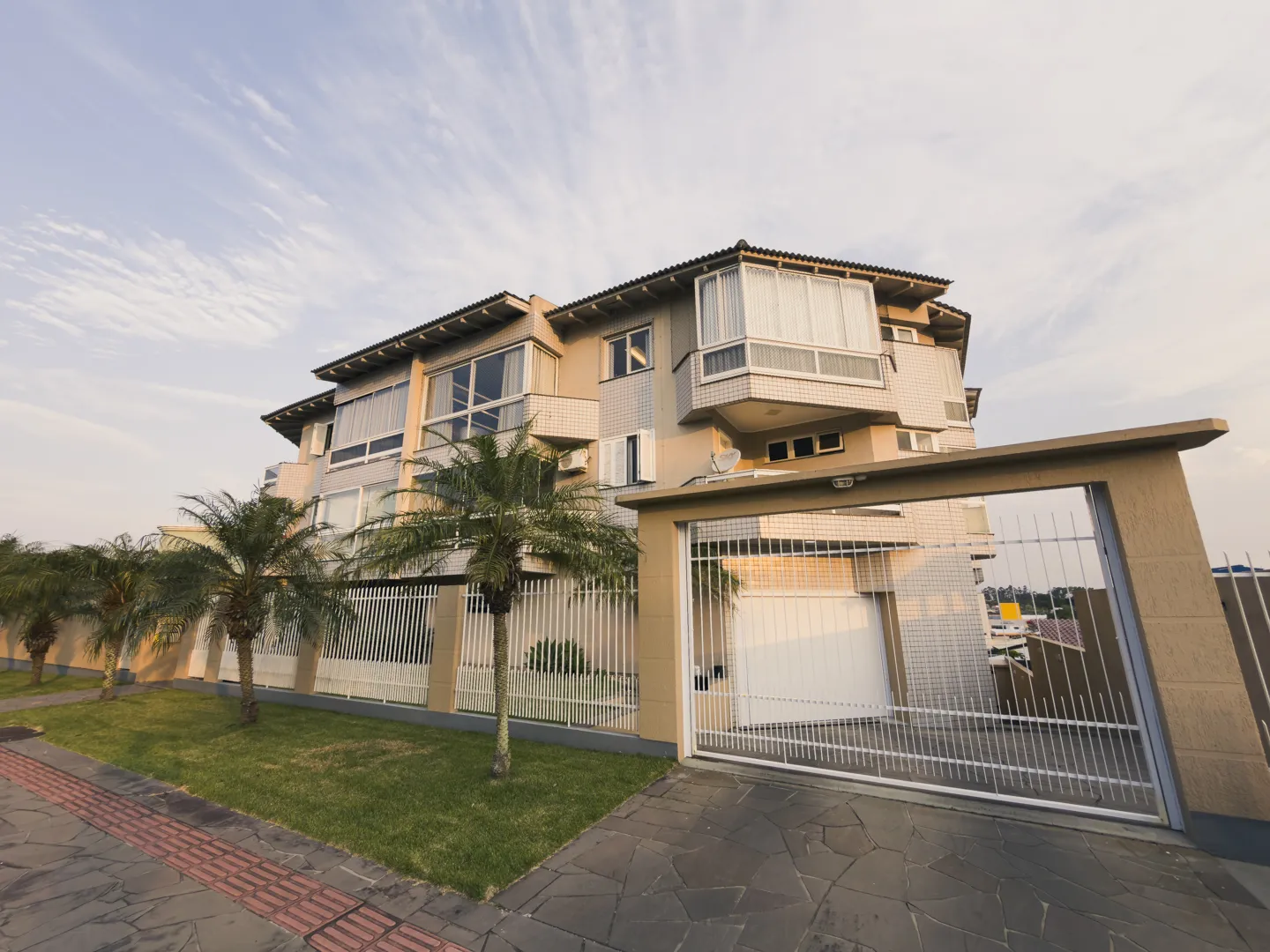 Apartamento de Luxo Mobiliado no Michel – 3 Suítes e 2 Garagens