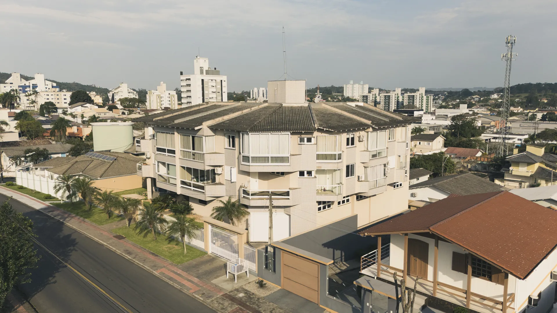 Apartamento de Luxo Mobiliado no Michel – 3 Suítes e 2 Garagens