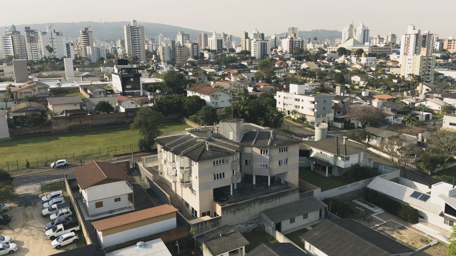 Apartamento de Luxo Mobiliado no Michel – 3 Suítes e 2 Garagens
